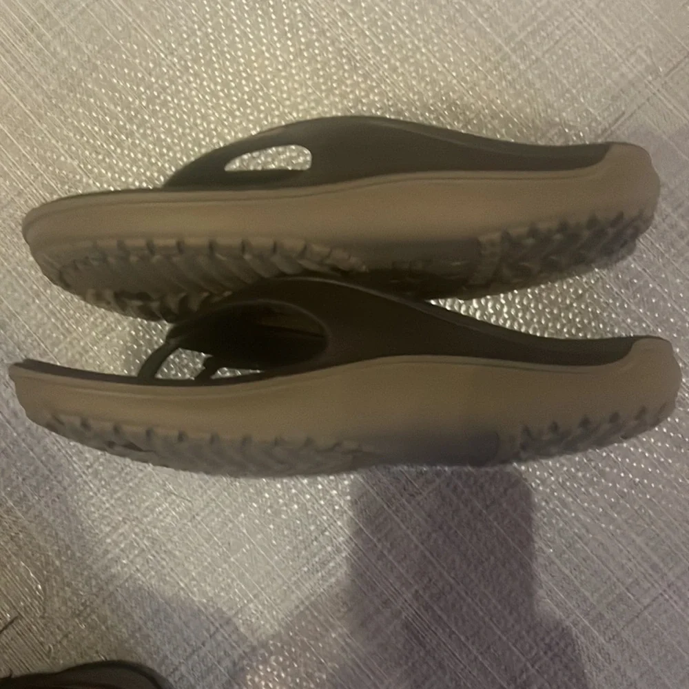 Crocs unisex brown flip-flops Men's 9/Women's 11